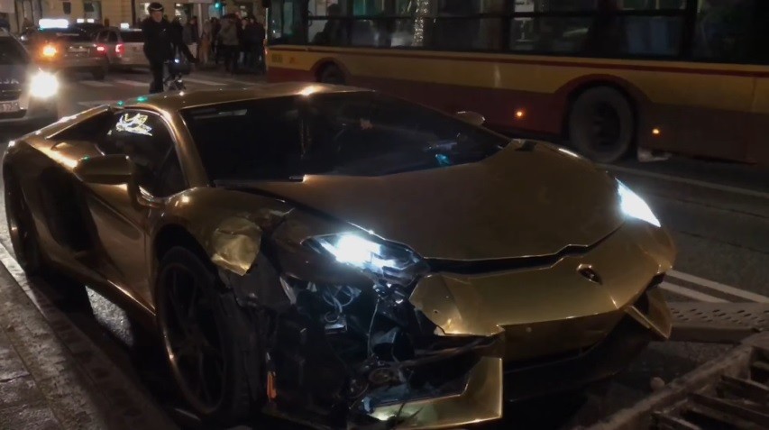 Złote Lamborghini rozbite w Warszawie WIDEO - WawaLove